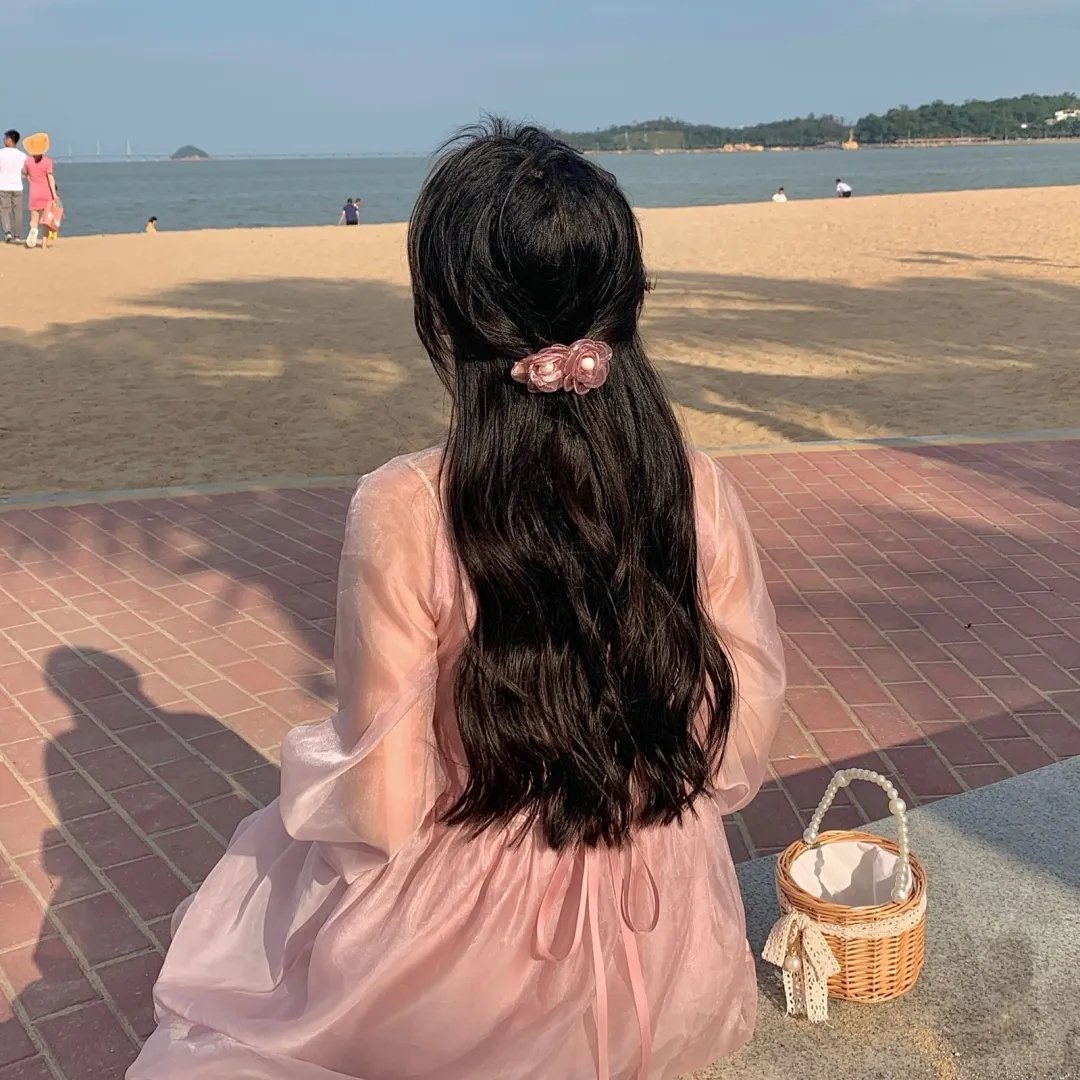 小姑娘艾萝依封面